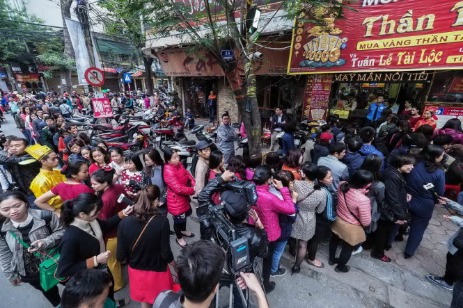 Dòng người xếp hàng dài để mua vàng tại cửa hàng vàng Bảo Tín Minh Châu trên đường Trần Nhân Tông (Hà Nội), ảnh chụp vào thời điểm 9 giờ sáng - Ảnh: Nguyễn Khánh