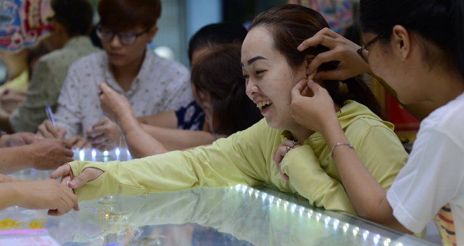 Tâm trạng vui vẻ của một phụ nữ mua vàng ngày vía Thần Tài - Ảnh: Quang Định