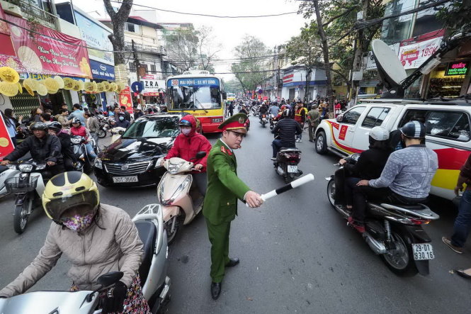 Lực lượng công an điều tiết giao thông để tránh tắc nghẽn - Ảnh: Nguyễn Khánh