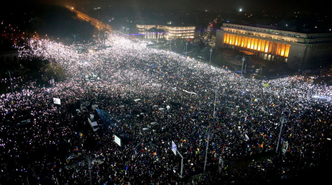 Biển người biểu tình ở Bucharest đêm 5-2 - Ảnh: AP
