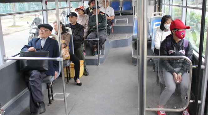 Nhiều hành khách đi Bus nhanh BRT ngày đầu thu phí