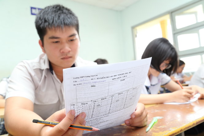 Một tiết kiểm tra bằng trắc nghiệm môn giáo dục công dân của học sinh lớp 12A2 Trường THPT Lương Văn Can, Q.8, TP.HCM - Ảnh: NHƯ HÙNG