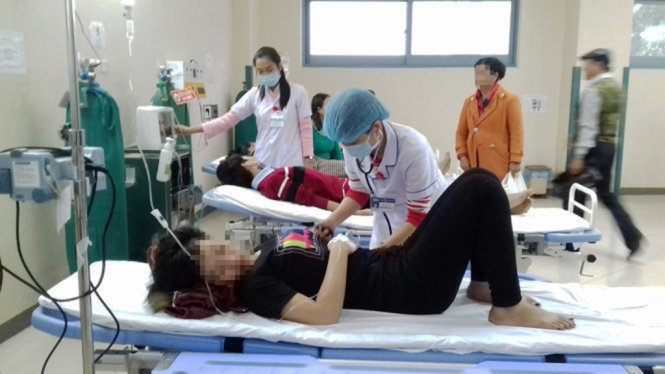 Cấp cứu bệnh nhân bị ngộ độc tại Bệnh viện Trung ương Huế - Ảnh: Hải Thanh