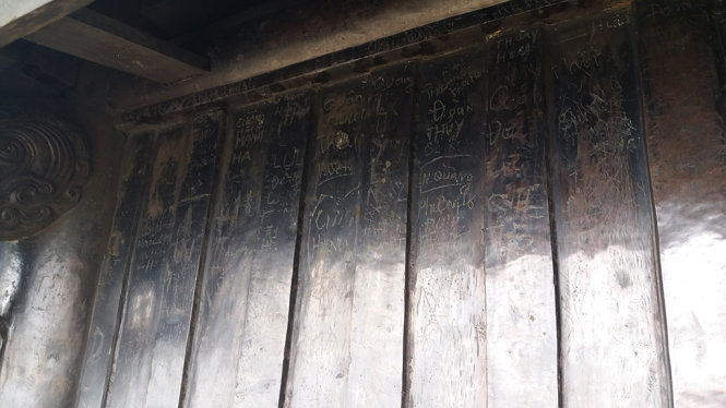 Nhiều chữ khắc trên thân chùa Đồng - Ảnh: ĐỨC HIẾU