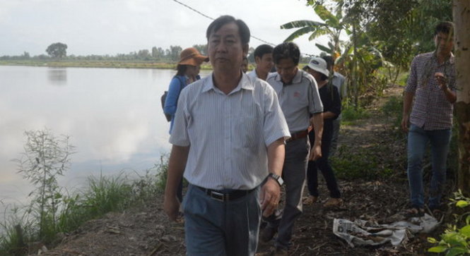 Đoàn kiểm tra Sở NN&PTNT tỉnh Đồng Tháp đến kiểm tra dự án trồng sen của Công ty TNHH sen Hoàng Giang - Ảnh: THÀNH NHƠN
