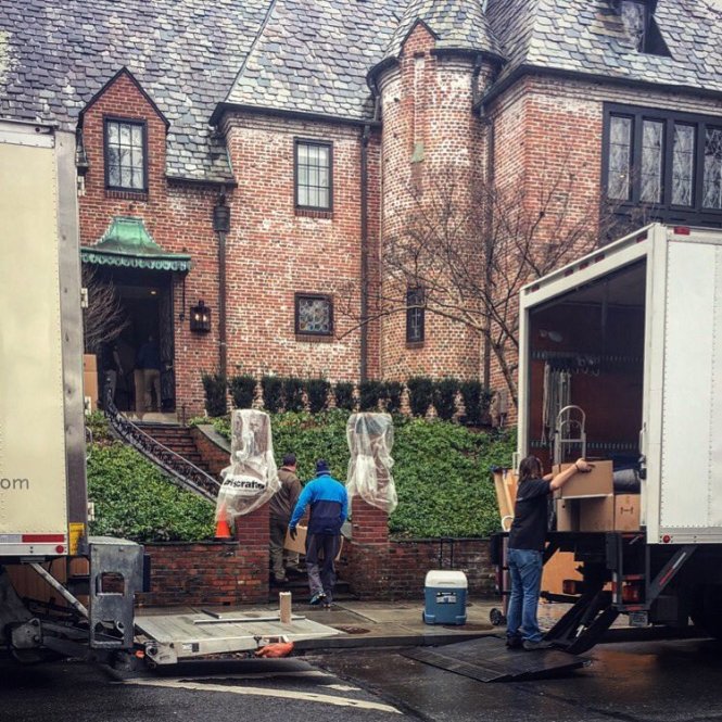 Nhân viên chuyển nhà đang chuyển đồ đạc của gia đình ông Obama đến nơi ở mới - Ảnh: từ Twitter