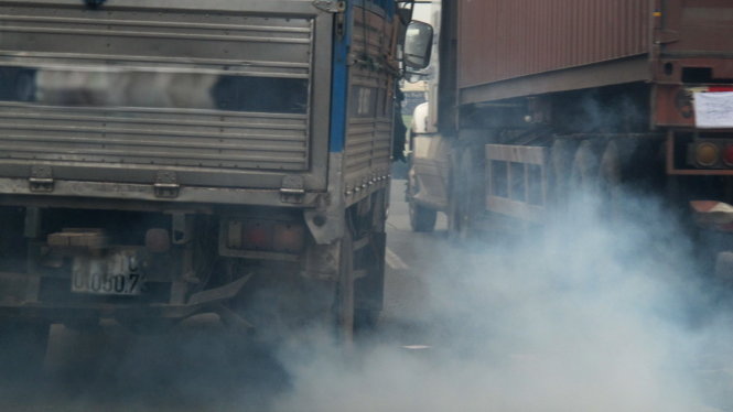 Xe tải xả khói gây ô nhiễm môi trường trên quốc lộ 1A (TP.HCM) - Ảnh Tự Trung