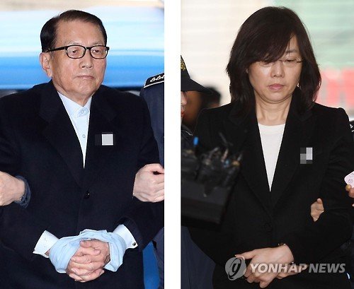 Ông Kim Ki-choon, cựu tránh văn phòng tổng thống Hàn Quốc (trái) và cựu bộ trưởng văn hóa Cho Yoon-sun vừa bị truy tố tội danh lạm dụng quyền lực và khai man - Ảnh: Yonhap