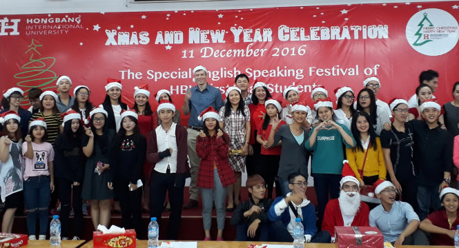 Thầy trò sinh viên khoa Ngôn ngữ và Văn hoá quốc tế, ĐH quốc tế Hồng Bàng vui vẻ trong ngày Noel tổ chức tại trường