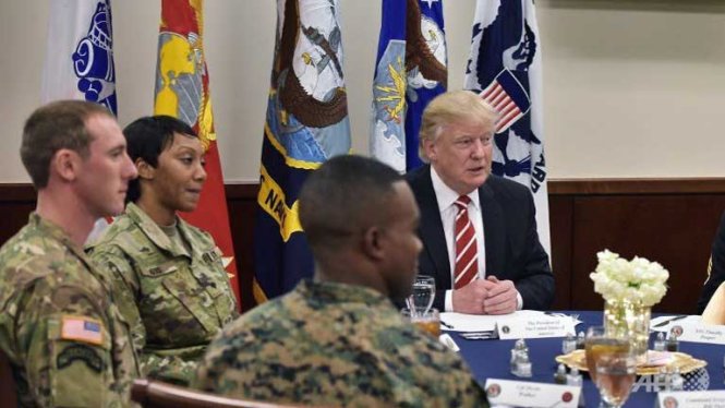 Tổng thống Trump trong cuộc gặp đầu tiên với các binh sĩ tại Bộ Tư lệnh Trung ương Mỹ tại Florida - Ảnh: AFP