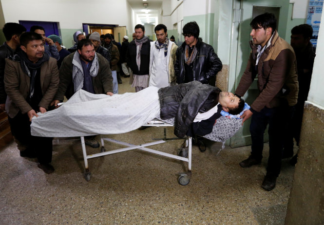 Một người bị thương trong vụ đánh bom liều chết ở tòa án tối cao Afghanistan được đưa tới bệnh viện - Ảnh: Reuters