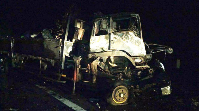 Chiếc xe tải 57L-0070 bị cháy sau khi tông vào đuôi xe kéo rơ-moóc chạy cùng chiều - Ảnh: C.A.
