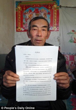Ông Wang Enlin, một nông dân mới học hết lớp 3 đã bỏ ra 16 năm nghiên cứu luật để khởi kiện thành công tập đoàn hóa chất nhà nước Trung Quốc đã gây ô nhiễm đất ruộng ở làng ông - Ảnh: Nhân dân điện tử Trung Quốc