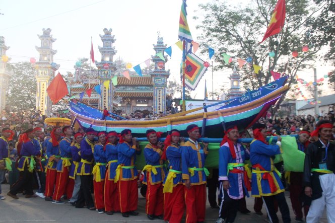 Lễ hội cầu ngư làng Thai Dương bắt đầu với đám rước diễu qua các tuyến đường làng - Ảnh: Minh An