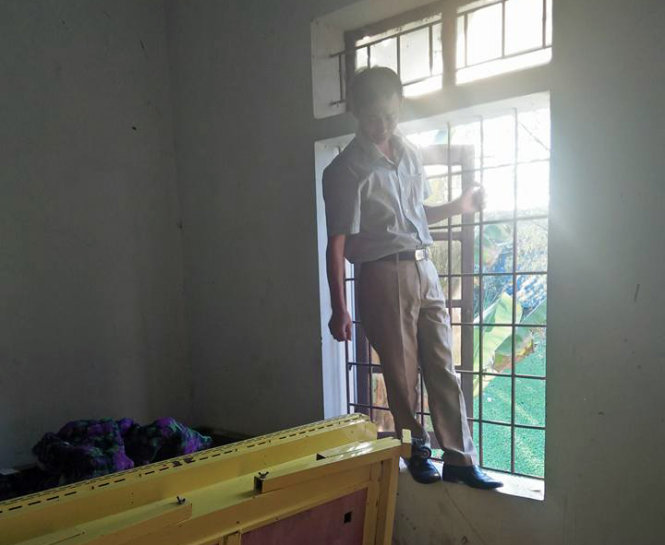 Cửa sổ ở trong phòng kho khuôn viên trụ sở xã Thọ Thành, huyện Yên Thành (Nghệ An) - nơi phát hiện ông Ng. chết trong tư thế treo cổ - Ảnh: Quyết Lê