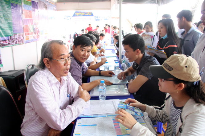 Thí sinh tìm hiểu thông tin tuyển sinh Trường ĐH Cần Thơ trong Ngày hội tư vấn tuyển sinh - hướng nghiệp 2016 - Ảnh: TRẦN HUỲNH