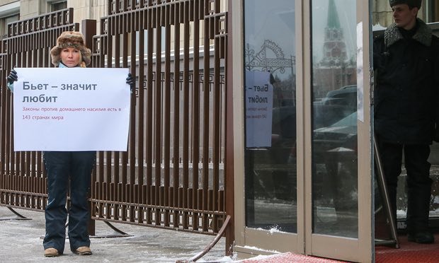 Nhà hoạt động Alena Popova phản đối việc sửa đổi luật bên ngoài tòa nhà quốc hội - Ảnh: Tass