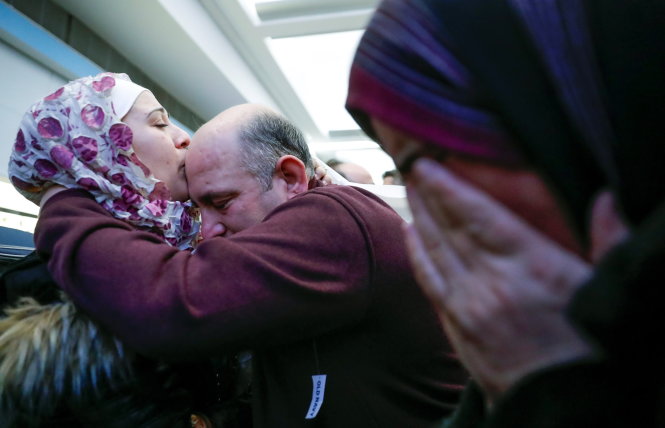 Cô Baraa Haj Khalaf (trái) - người nhập cư từ Syria - đoàn tụ với cha mẹ tại sân bay quốc tế O’Hare ở TP Chicago, bang Illinois của Mỹ vào ngày 7-2 sau khi sắc lệnh về nhập cư bị tạm đình chỉ thực thi - Ảnh: Reuters