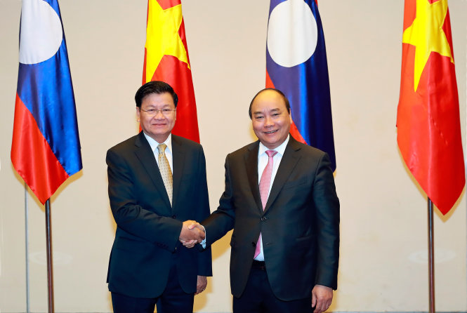 Thủ tướng Nguyễn Xuân Phúc (phải) và Thủ tướng Lào Thongloun Sisoulith tại kỳ họp lần thứ 39 Ủy ban liên chính phủ về hợp tác song phương Việt Nam - Lào - Ảnh: TTXVN