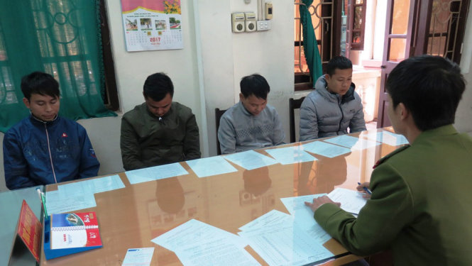 Công an huyện Tiên Du làm làm việc với bốn cá nhân có liên quan - Ảnh: QUANG THẾ