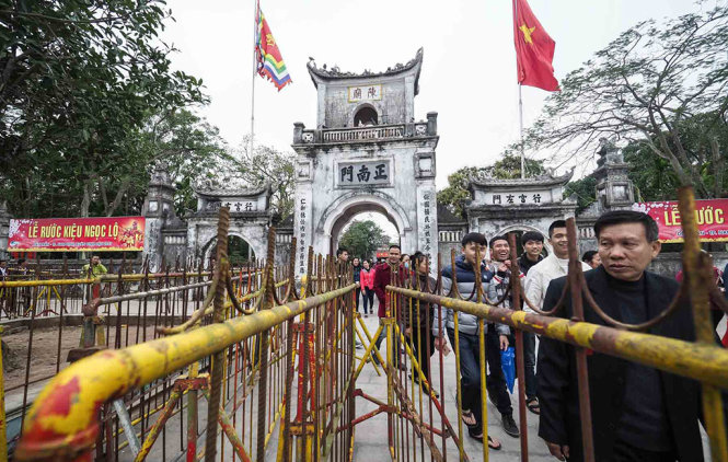 Một hàng rào sắt được dựng lên trước cổng Đền Trần, trong giờ Khai Ấn, chỉ những người có giấy mời và thẻ ban tổ chức cung cấp mới được vào đền làm lễ