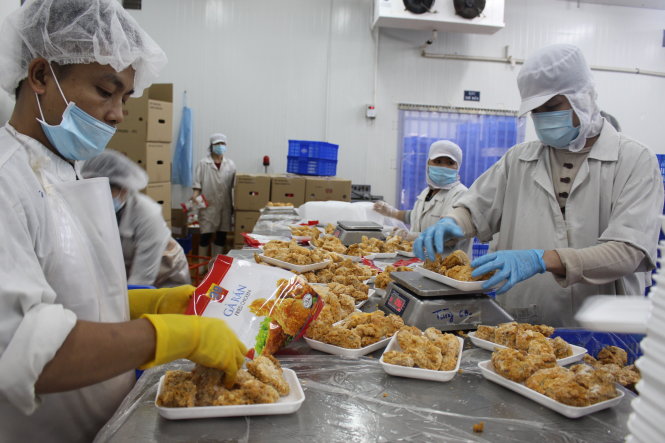 Nhiều doanh nghiệp đã chọn hướng đa dạng hóa sản phẩm, tăng chất lượng để mở rộng thị trường và ổn định giá bán. Trong ảnh: chế biến thịt gà để xuất khẩu sang Nhật tại một doanh nghiệp ở Đồng Nai - Ảnh: Trần Mạnh