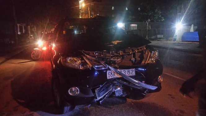 Phần đầu ô tô của ông Công hư hỏng nặng sau khi gây tai nạn vào tối 1-6-2016 - Ảnh: Bạn đọc cung cấp