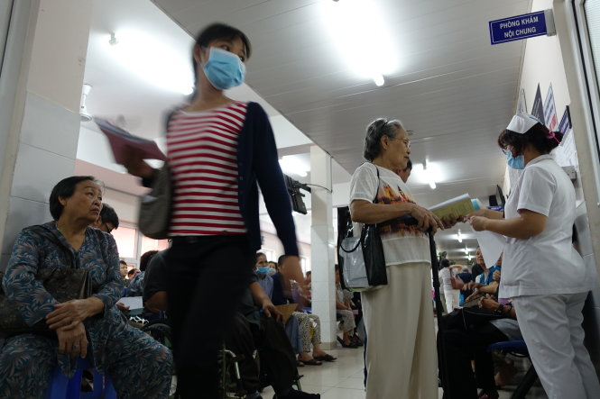 Bệnh nhân chờ khám bệnh bảo hiểm y tế ở Bệnh viện Thống Nhất, TP.HCM (ảnh minh họa) - Ảnh: N.C.Thành