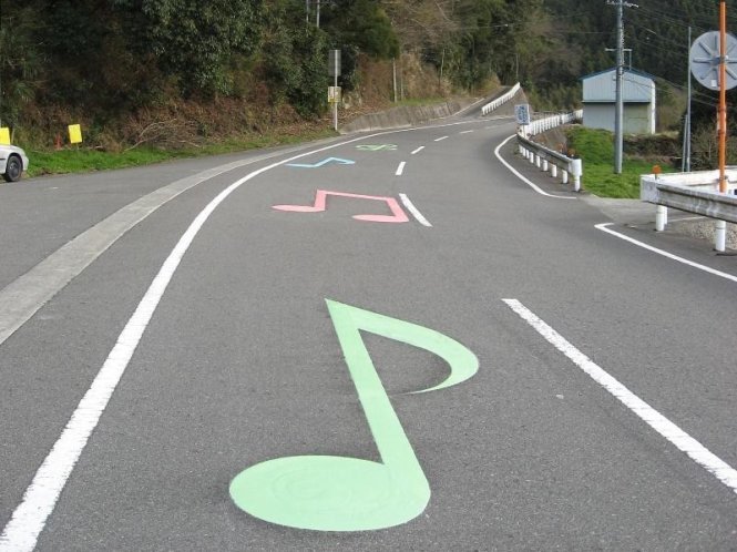Những nốt nhạc được vẽ trên đường tại Nhật Bản nhằm báo hiệu con đường âm nhạc phía trước - Ảnh: Amusing Planet