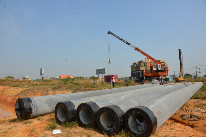 Các kỹ sư và công nhân đã đóng cọc trên mặt bằng xây dựng nhà ga của Bến xe miền Đông - Ảnh: N.Ẩn