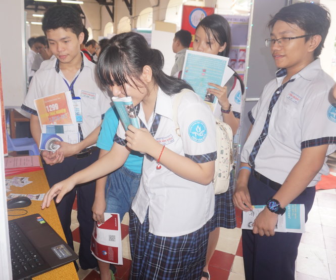 Cao Tấn Sang (bìa trái) đang hướng dẫn người dự khán chơi game lịch sử tại vòng chung kết cuộc thi Khoa học kỹ thuật dành cho học sinh trung học (do Sở GD-ĐT TP.HCM tổ chức giữa tháng 1-2017). Đề tài của Sang và Nguyên đã đoạt giải nhất tại cuộc thi - Ảnh: H.HG.
