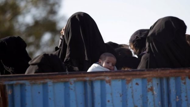 Nhiều người dân đã chạy trốn khỏi al-Bab khi chiến sự nổ ra dữ dội trong những ngày gần đây - Ảnh: Reuters