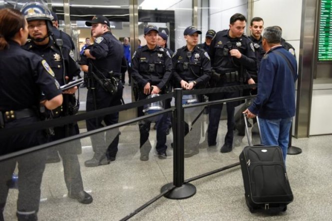 Người nước ngoài vào Mỹ ở sân bay quốc tế San Francisco, bang California tháng 1-2017 - Ảnh: Reuters