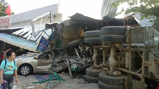 Toàn cảnh và hiện trường chi tiết vụ xe bồn trộn bê tông lao vào nhà 77 Trần Phú, phường 5, TP Vũng Tàu - Ảnh: ĐÔNG HÀ - QUỲNH GIANG