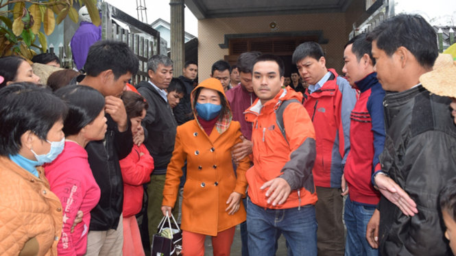 Cơ quan công an tiến hành bắt giữ Phan Thị Hòa - Ảnh: PHÚ XUÂN