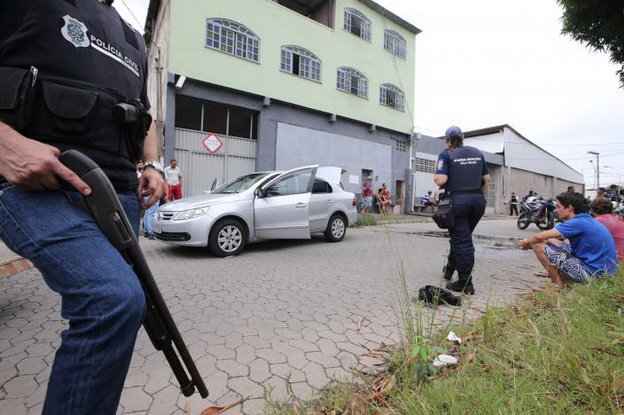 Cảnh sát đến hiện trường một vụ giết người ở Vila Velha, Espirito Santo hôm 9-2 - Ảnh: REUTERS