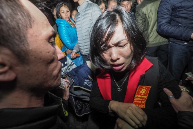 Một người phụ nữ bật khóc khi bị đám đông chèn ép