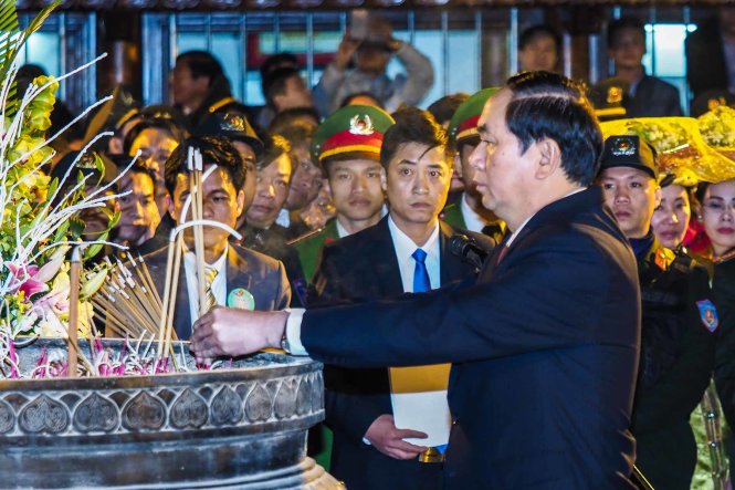 Chủ tịch nước Trần Đại Quang thắp hương tại Đền Thiên Trường trong giờ khai ấn