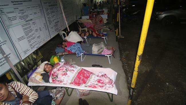 Các bệnh nhân được đưa đến khu lều tạm sau trận động đất - Ảnh: AFP
