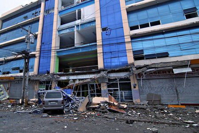 Một tòa nhà ở thành phố Surigao bị hư hại do động đất - Ảnh: Reuters