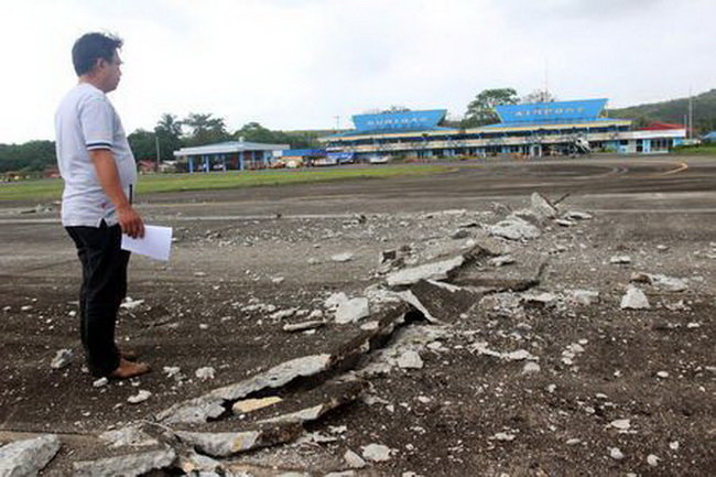 Đường băng sân bay Surigao bị nứt sau động đất - Ảnh: Reuters