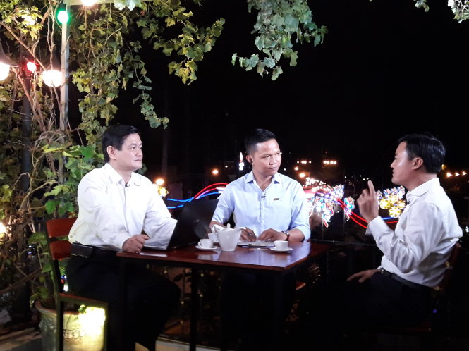 MC Đức Mạnh (giữa) và ông Bùi Xuân Cường, giám đốc sở giao thông vận tải TP.HCM ( phải) và tiến sĩ Nam Sơn  (trái) đang  trao đổi.- Ảnh: Nhân Ái