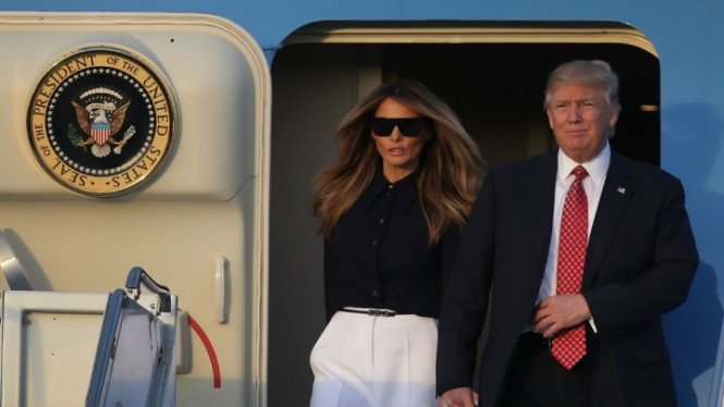 Tổng thống Donald Trump và vợ Melania Trump xuống sân bay quốc tế Palm Beach từ chiếc Air Force One hôm 10-2 - Ảnh: AFP