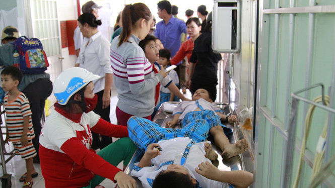 Các học sinh đang cấp cứu tại bệnh viện đa khoa tỉnh Vĩnh Long - Ảnh: TRÚC NGỌC