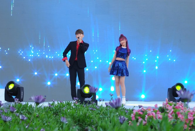Ca sĩ Khởi My và Kelvin Khánh biểu diễn tại sân khấu chương trình. Ảnh: Lâm Thiên.