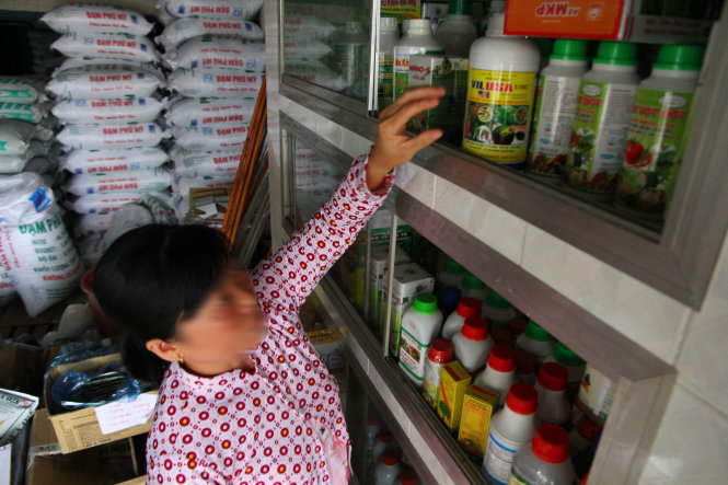 Một đại lý bán vật tư nông nghiệp ở huyện Phong Điền (TP Cần Thơ) có bán các loại thuốc có chứa hoạt chất 2,4D và Paraquat - Ảnh: CHÍ QUỐC