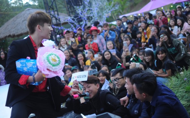 Không chỉ các fan nữ, các nam thanh niên cũng rất hâm mộ ca sỹ trẻ Kelvin Khánh. Ảnh: Lâm Thiên.