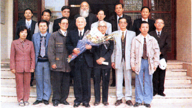 GS Nguyễn Cảnh Toàn chụp chung với các thầy cô của bộ môn hình học (khoa toán - tin ĐH Sư phạm Hà Nội) tại lễ kỷ niệm 45 năm thành lập khoa toán - tin Trường ĐH Sư phạm Hà Nội - Ảnh: T.L.