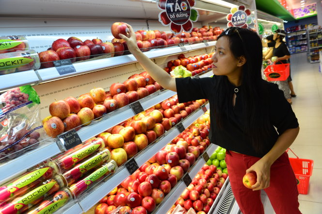 Trái cây nhập khẩu ngày càng đa dạng với nhiều thương hiệu và quốc gia khác nhau. Trong ảnh: người tiêu dùng lựa trái cây nhập tại một cửa hàng ở Q.Phú Nhuận, TP.HCM - Ảnh: Q.Định