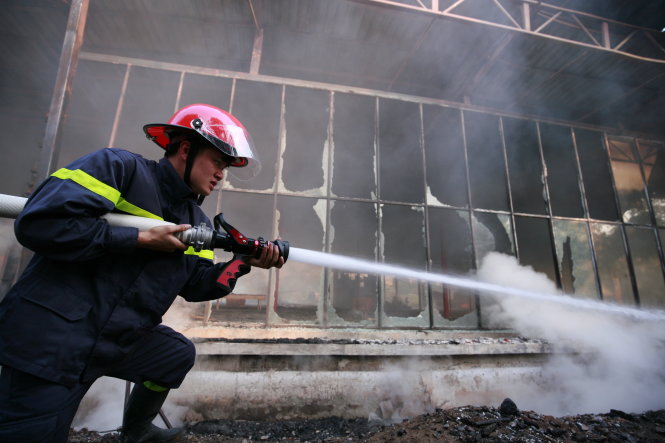 Lực lượng chữa cháy đang phun nước dập lửa - Ảnh: Nam Trần